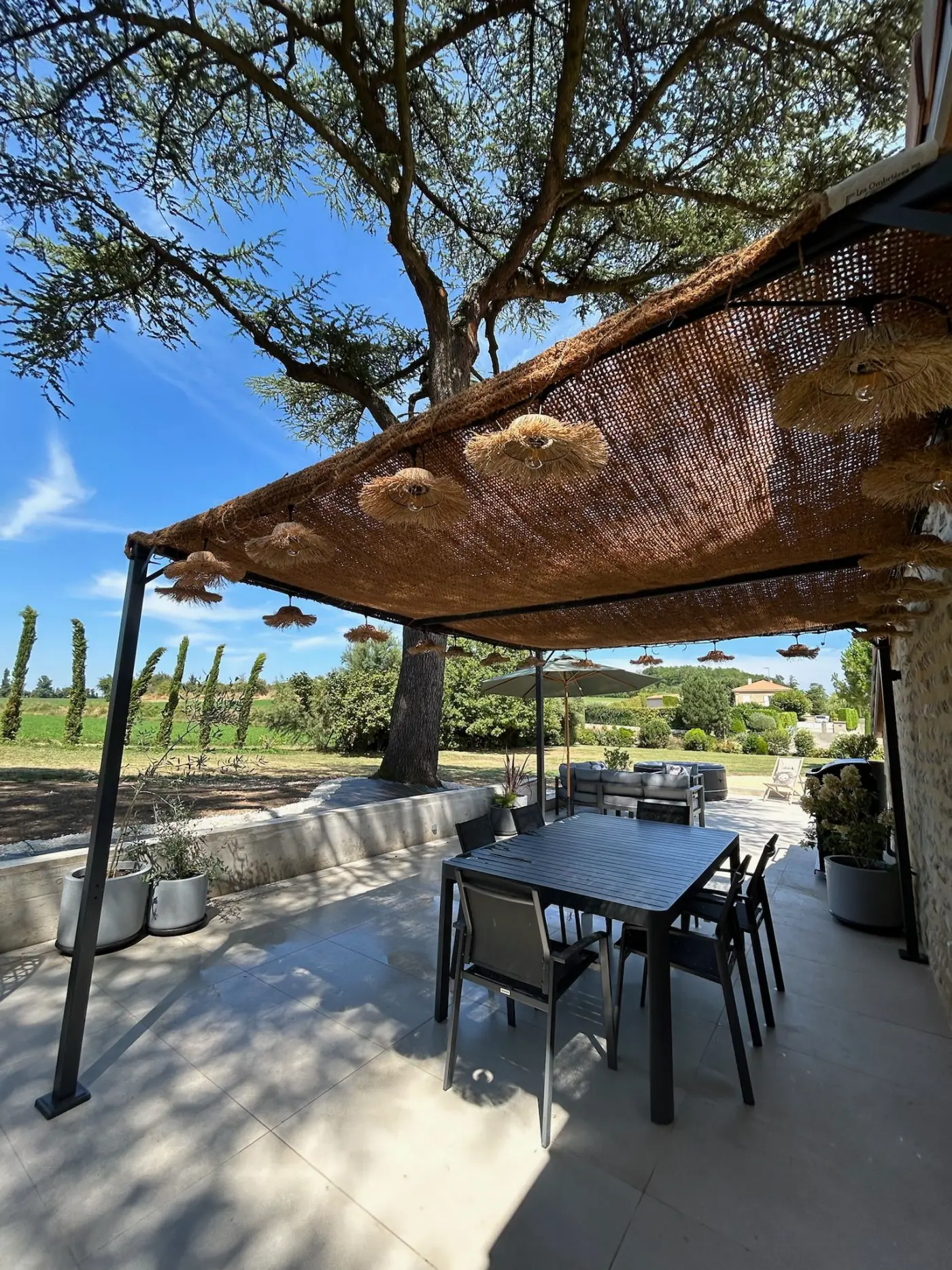 Terrasse ombrag&eacute;e sous les oliviers au g&icirc;te Un Air de Toscane, cadre du week-end Terre & Soi dans la Dr&ocirc;me